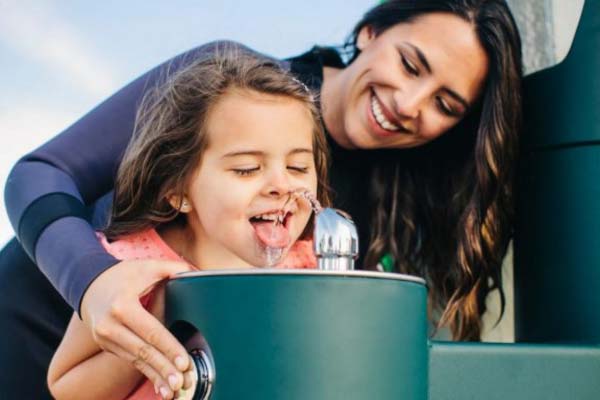 Dzeramā ūdens strūklaka, ko izmanto ārpus telpām